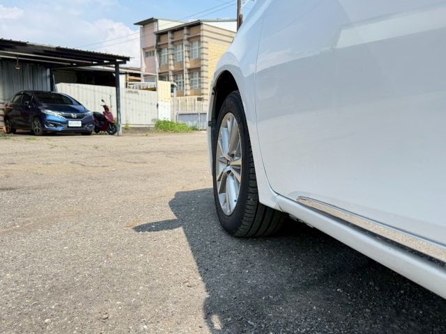 免鑰匙啟動、定速、倒車雷達、影音主機、恆溫空調  第4張相片