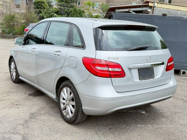 車輛基本資料  廠牌車型： TOYOTA COROLLA CROSS 1.8 Hybrid 旗艦版  出廠年份： 202  第3張相片