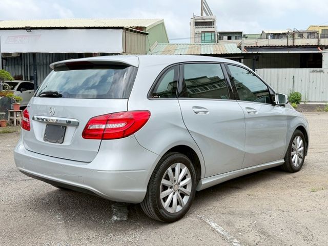 車輛基本資料  廠牌車型： TOYOTA COROLLA CROSS 1.8 Hybrid 旗艦版  出廠年份： 202  第4張相片