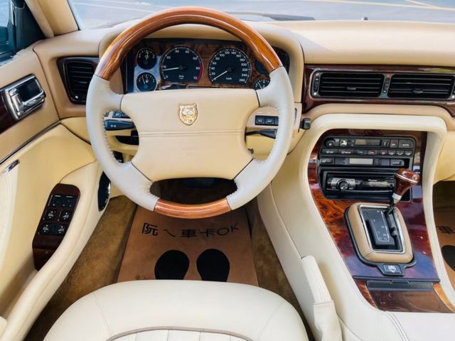 Jaguar XJ6  第1張相片