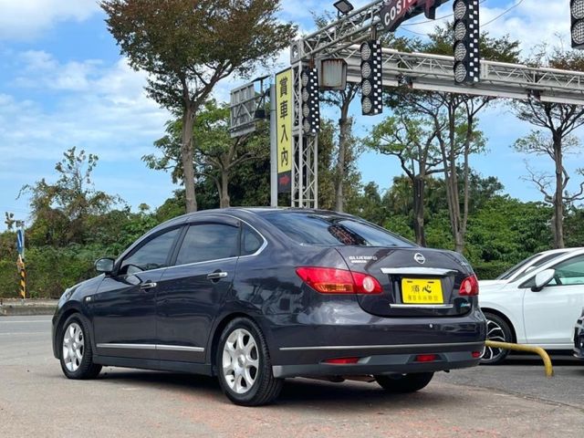 Nissan Bluebird  第14張相片