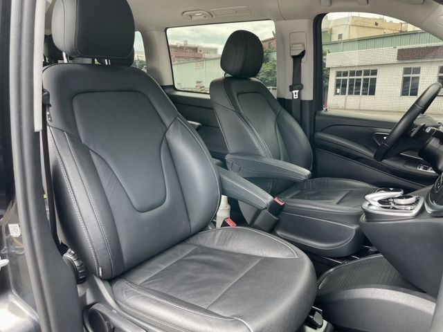 2020 V220d 7座 原鈑 跑7萬 自動停車 電滑門 電尾門  第8張相片
