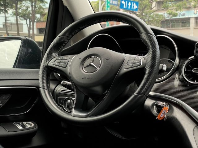 2020 V220d 7座 原鈑 跑7萬 自動停車 電滑門 電尾門  第10張相片