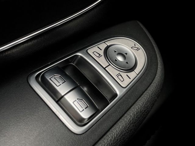 2020 V220d 7座 原鈑 跑7萬 自動停車 電滑門 電尾門  第11張相片