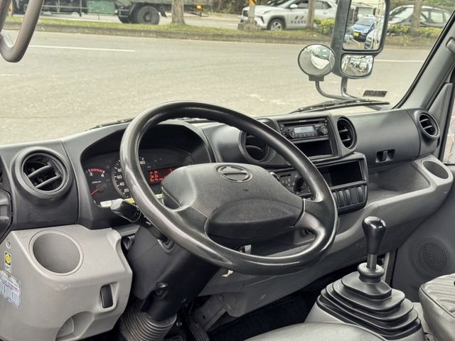 Hino 300  第7張相片