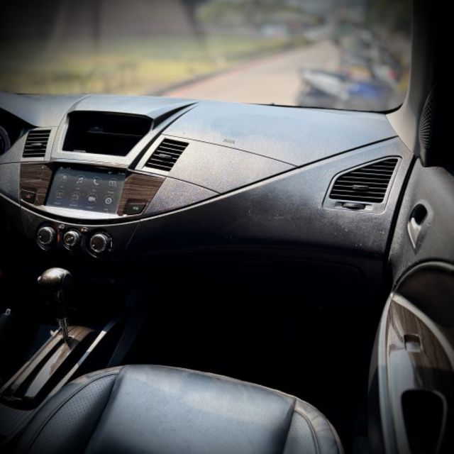 旗艦版 液晶螢幕 盲點 行李架 17吋鋁圈  第5張相片