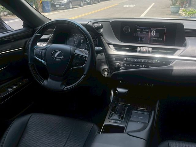 Lexus ES  第7張相片