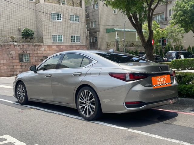 Lexus ES  第9張相片