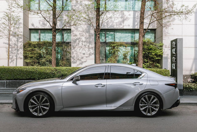 LEXUS凌志 IS 300H  第4張相片
