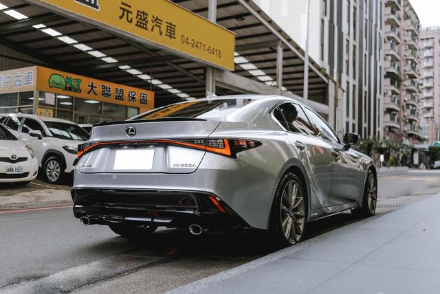 LEXUS凌志 IS 300H  第7張相片
