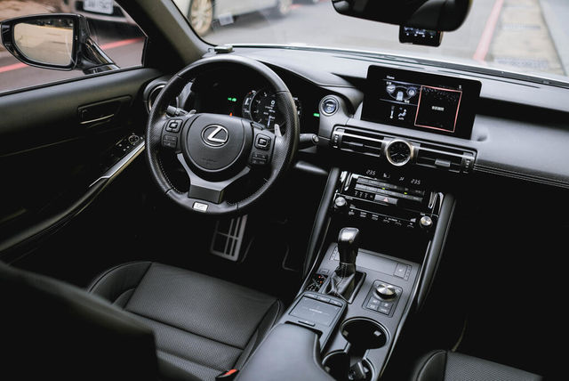 LEXUS凌志 IS 300H  第12張相片