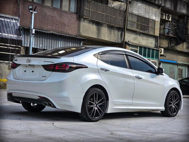 Hyundai Elantra  第7張相片