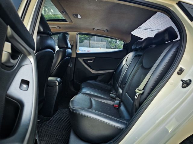 Hyundai Elantra  第9張相片