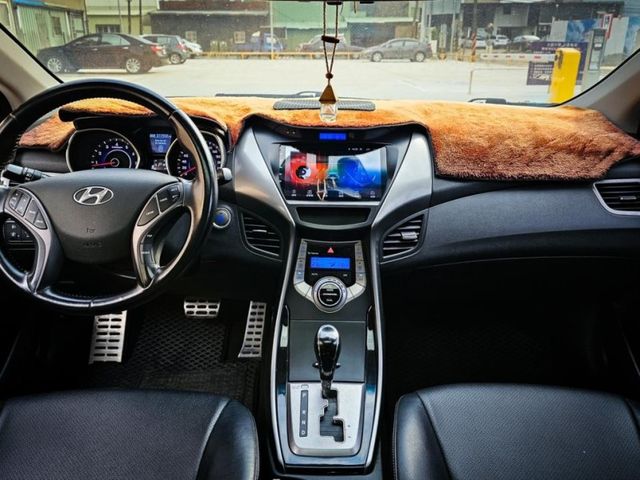 Hyundai Elantra  第10張相片