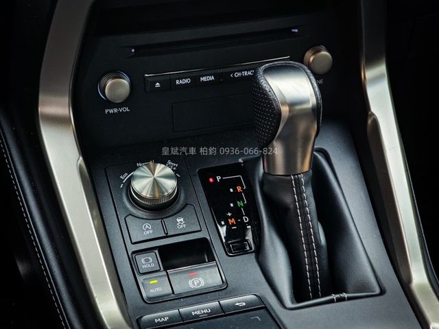 Lexus NX  第13張相片