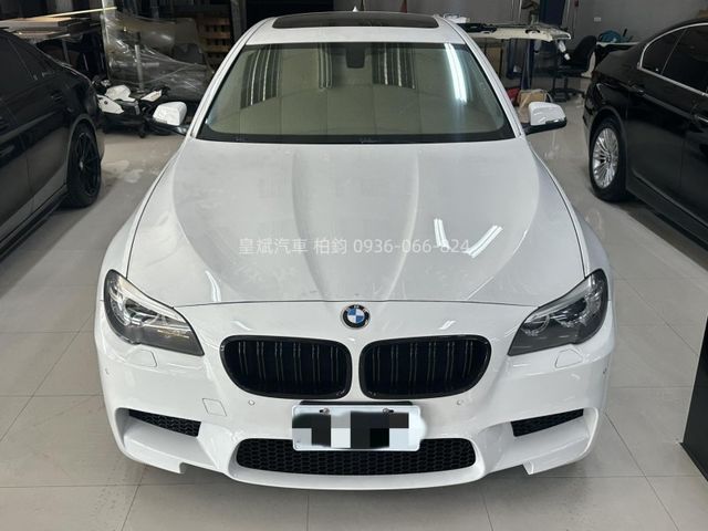 2014年528i 天窗/HID頭燈/M-Sport空力套件/M-Sport方向盤  第2張相片