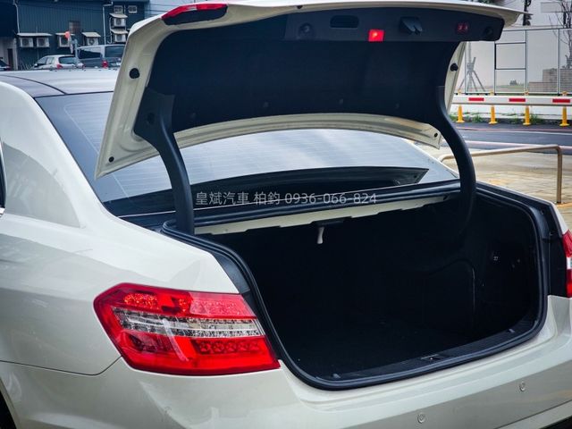 2011年E350 AMG/全景天窗/HK音響/IKEY/摸門/顯影/雷達/HID頭燈/電尾門/電熱椅/電動記憶椅  第16張相片