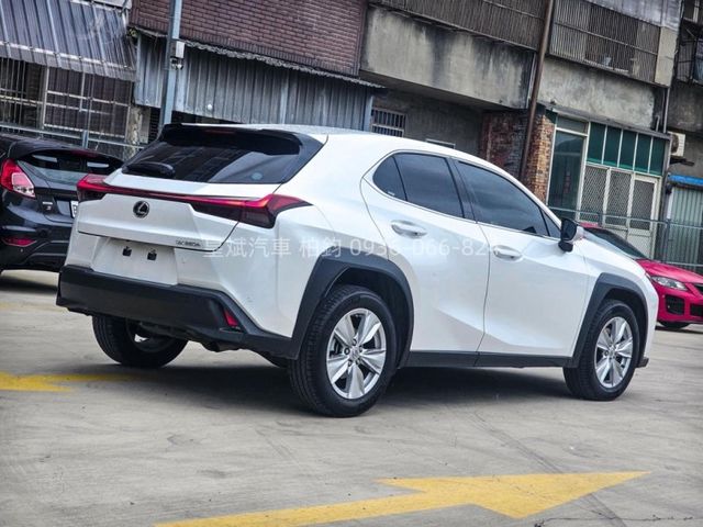 2022年UX250h 油電/ACC跟車/車道維持/360環景/盲點/雷達/IKEY/摸門/電動椅/電尾門/LED燈  第8張相片