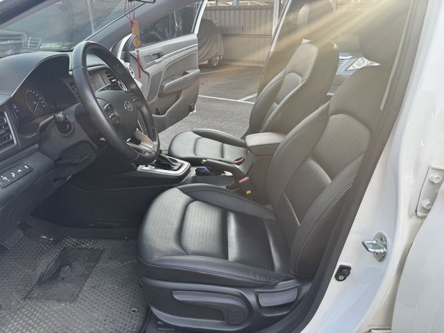 HYUNDAI現代 ELANTRA  第5張相片