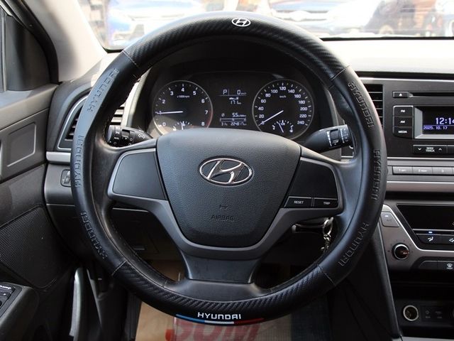 Hyundai Elantra  第8張相片