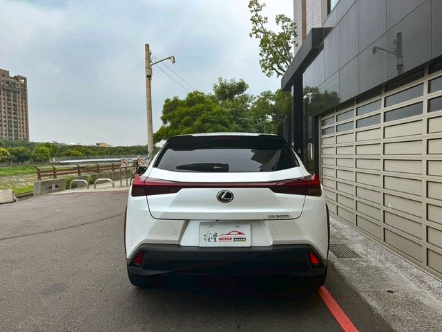 LEXUS凌志 UX300H  第4張相片