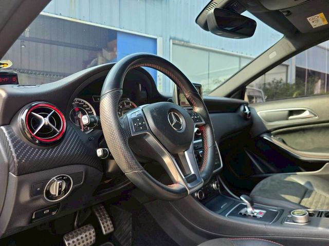 M-BENZ賓士 A45 AMG  第5張相片