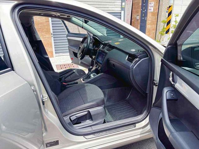 SKODA司科達 OCTAVIA COMBI  第12張相片
