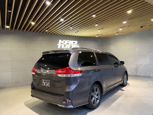 TOYOTA豐田 SIENNA  第2張相片