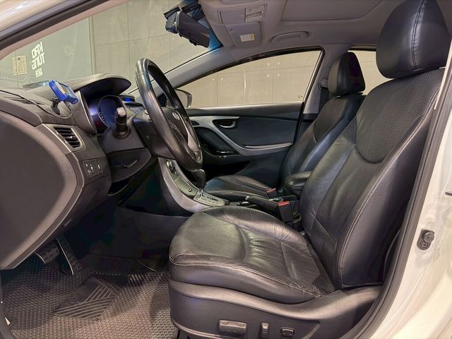 HYUNDAI現代 ELANTRA  第7張相片