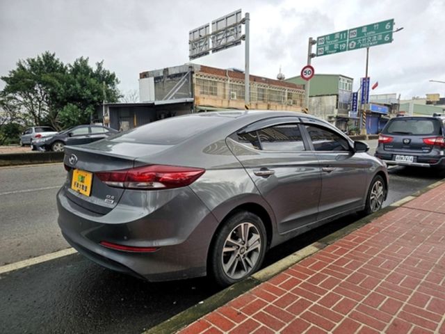 HYUNDAI現代 ELANTRA  第2張相片