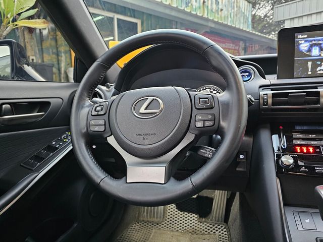 LEXUS凌志 IS 300H  第8張相片