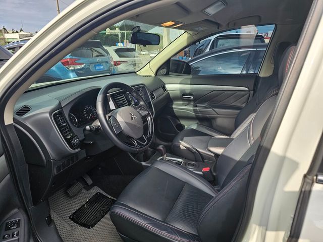 MITSUBISHI三菱 OUTLANDER  第13張相片