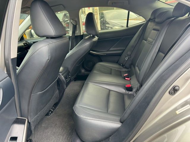 LEXUS凌志 IS 300H  第8張相片