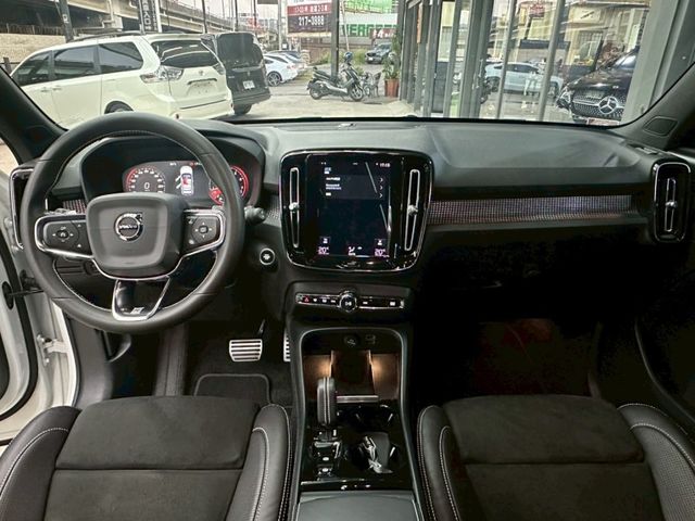 Volvo XC40  第9張相片