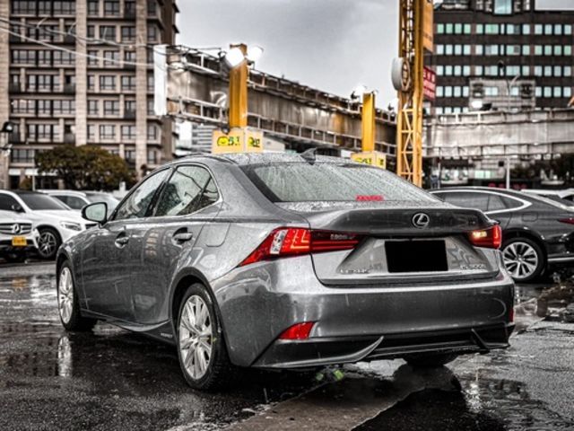 LEXUS凌志 IS 300H  第2張相片