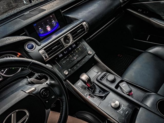 LEXUS凌志 IS 300H  第6張相片
