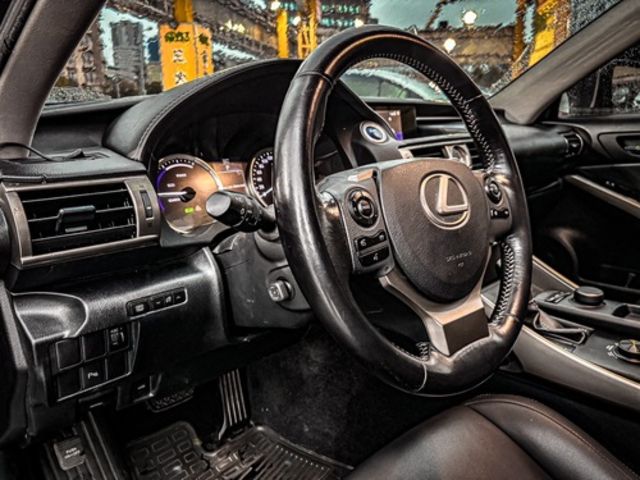 LEXUS凌志 IS 300H  第8張相片