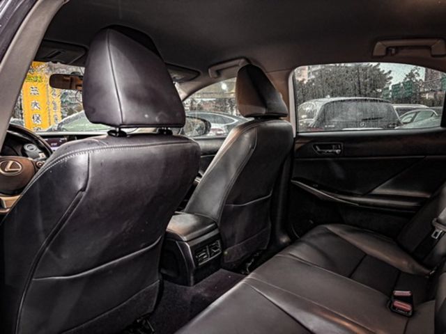 LEXUS凌志 IS 300H  第9張相片