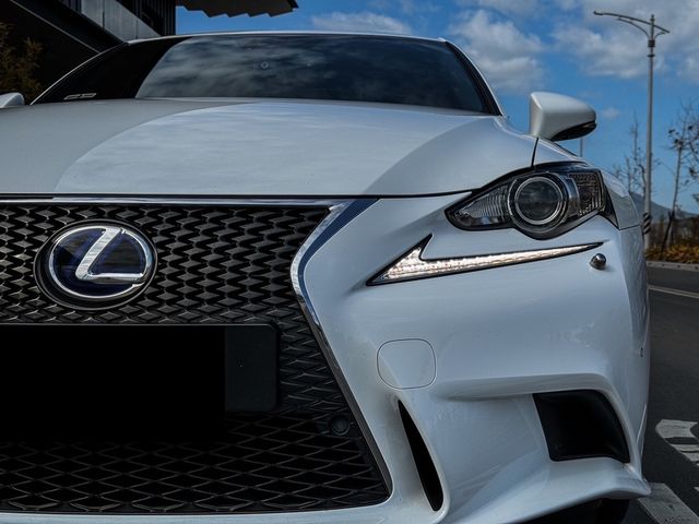 LEXUS凌志 IS 300H  第3張相片