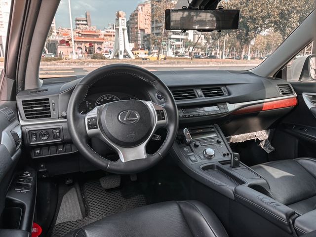 LEXUS凌志 CT200H  第9張相片