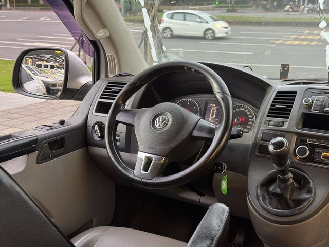VOLKSWAGEN福斯 T5 CARAVELLE  第7張相片