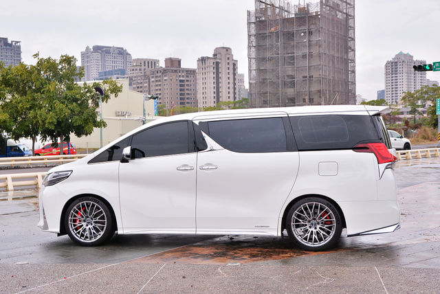 LEXUS凌志 LM300H  第8張相片