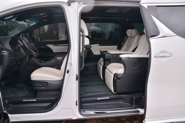 LEXUS凌志 LM300H  第17張相片