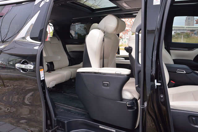 LEXUS凌志 LM300H  第17張相片