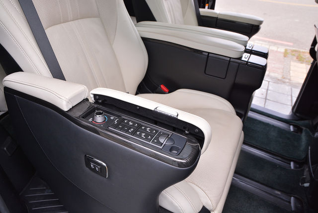 LEXUS凌志 LM300H  第18張相片