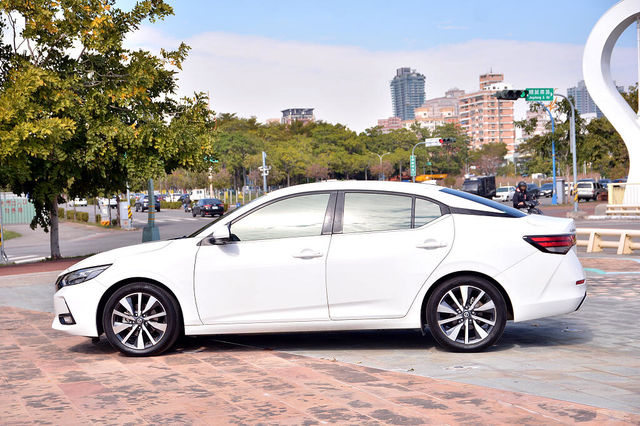 NISSAN日產 SENTRA  第7張相片