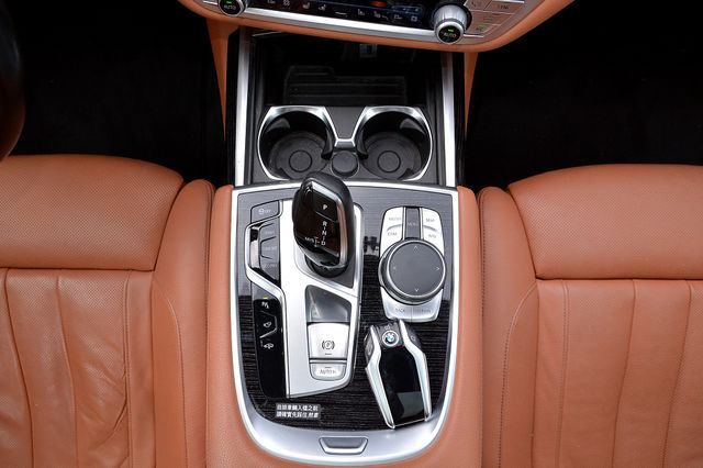 BMW寶馬 750I  第18張相片