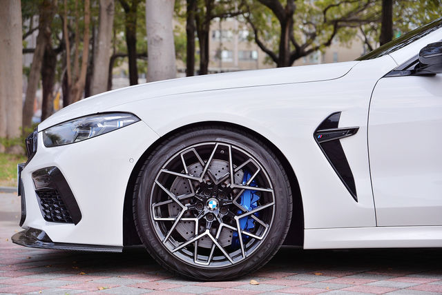 BMW寶馬 M8 COUPE  第5張相片