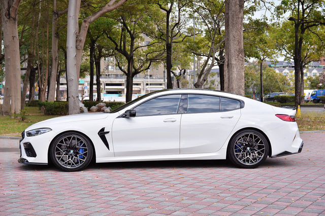 BMW寶馬 M8 COUPE  第10張相片