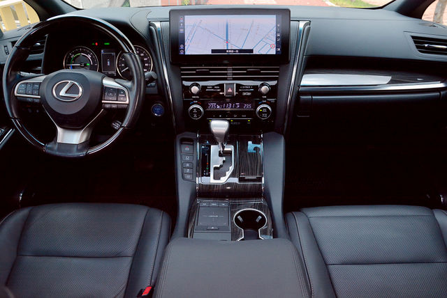 LEXUS凌志 LM300H  第14張相片